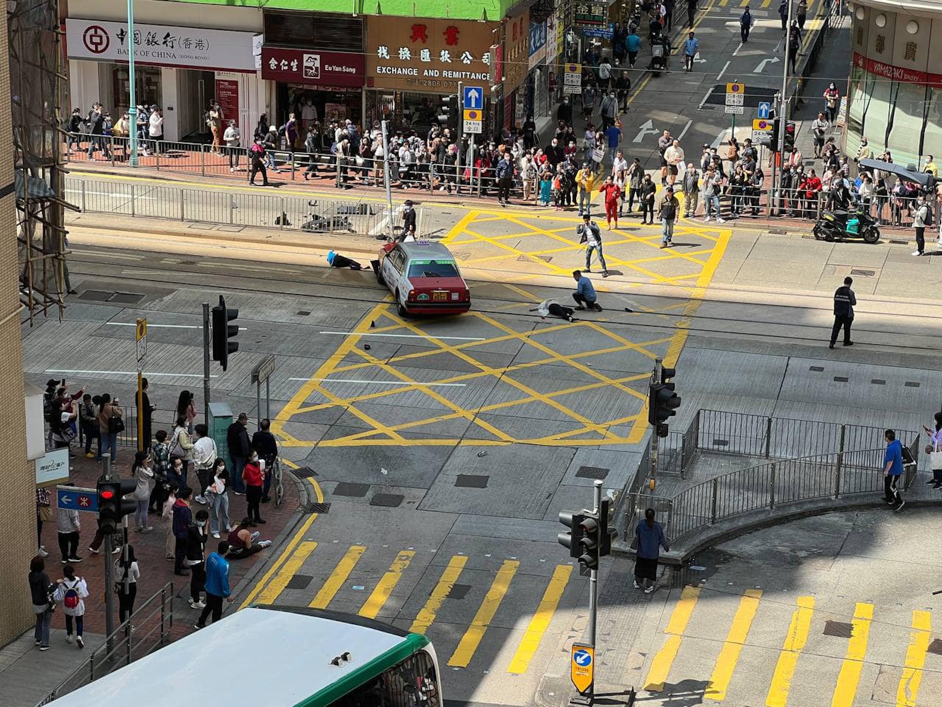 北角炮台山道的士落斜“打保龄”撞4途人2人昏迷