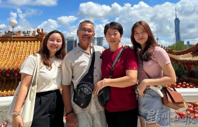 华裔女生印度名 Laximi大学毕业了