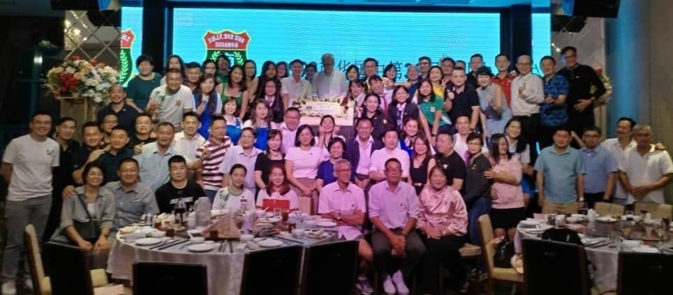 南华华中1993年毕业生聚会 重穿校服添趣味