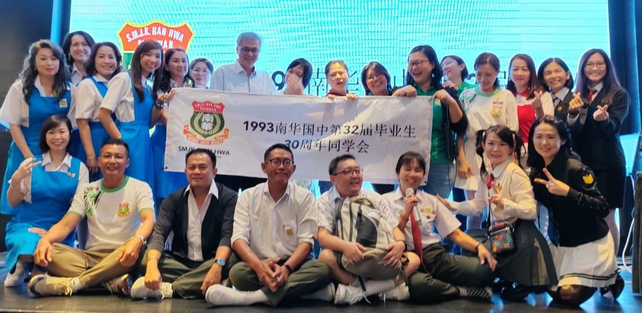 南华华中1993年毕业生聚会 重穿校服添趣味