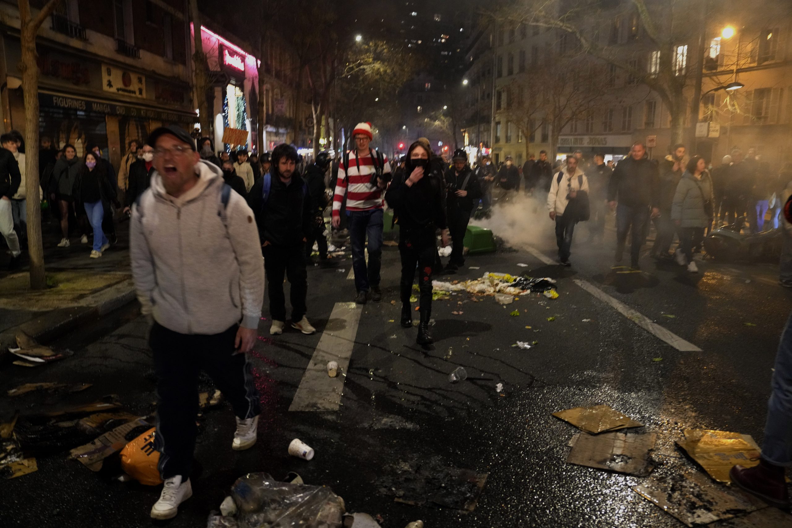 反对退休金改革法案 法国警民连续3天爆发冲突