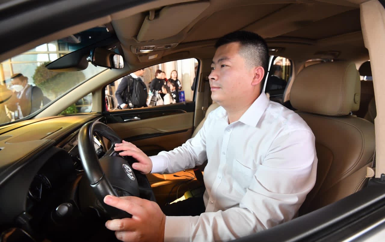  司机与中总理撞名  “李强”载媒体跑行程