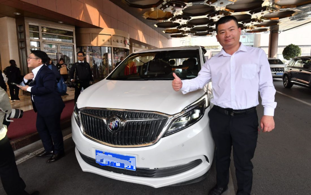  司机与中总理撞名  “李强”载媒体跑行程