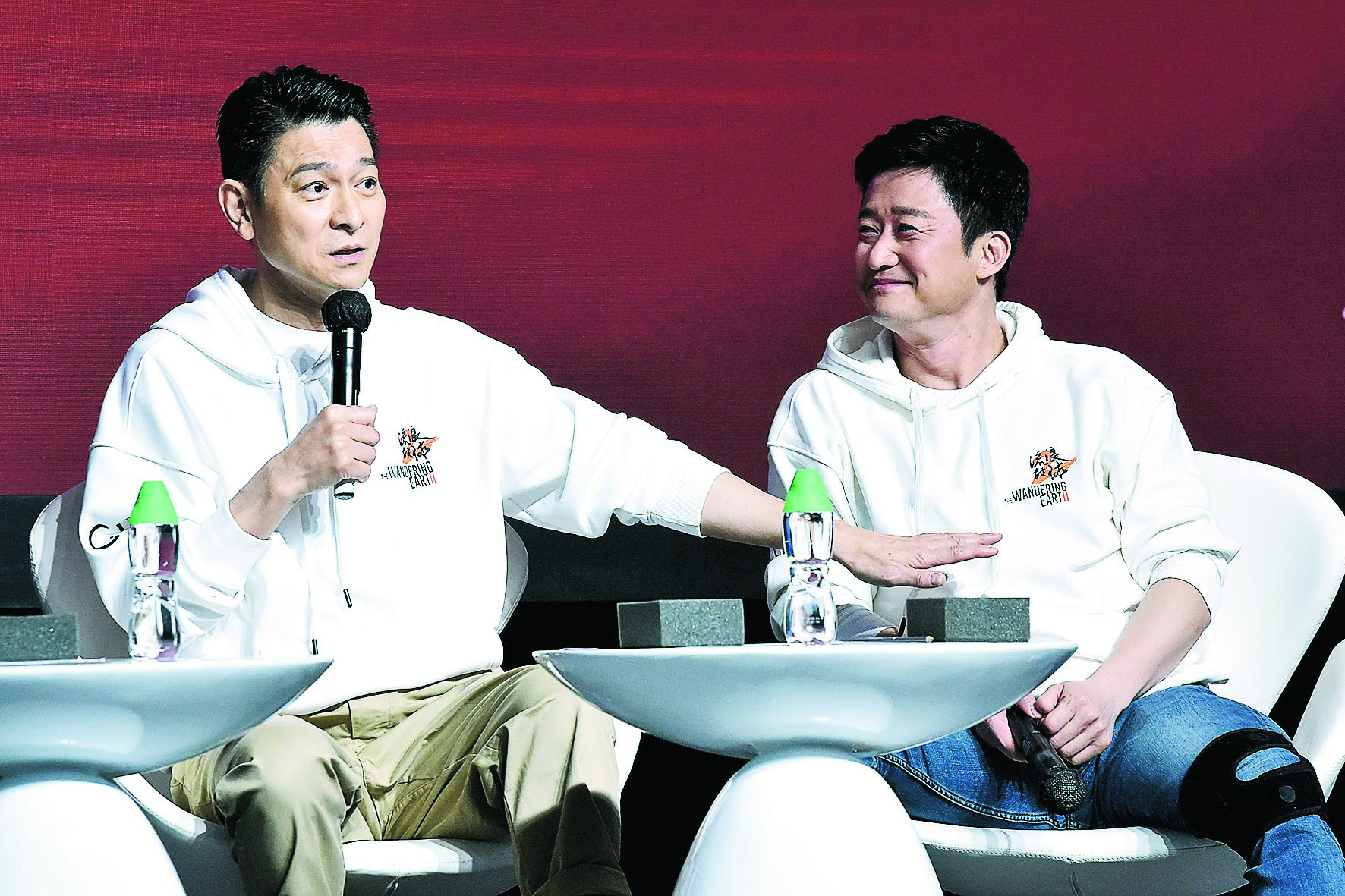 吴京跟华仔合唱 嘲自寻死路