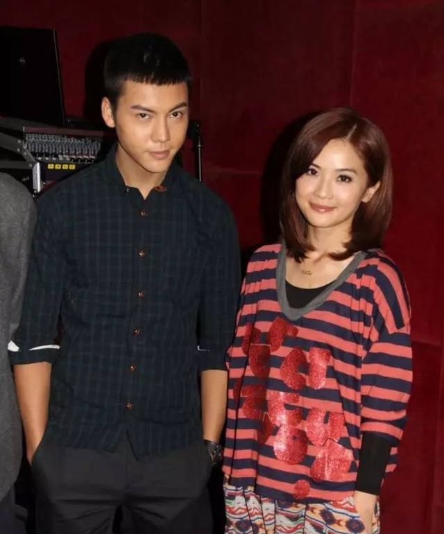 和旧爱阿Sa同场零交流 陈伟霆拍合照尴尬避嫌