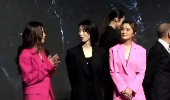 和旧爱阿Sa同场零交流 陈伟霆拍合照尴尬避嫌