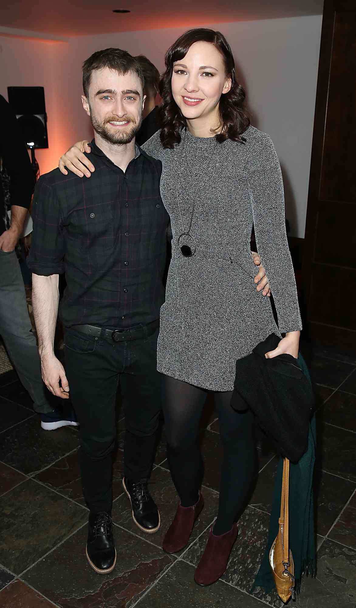 哈利波特要当爸了! 交往10年女友见孕肚