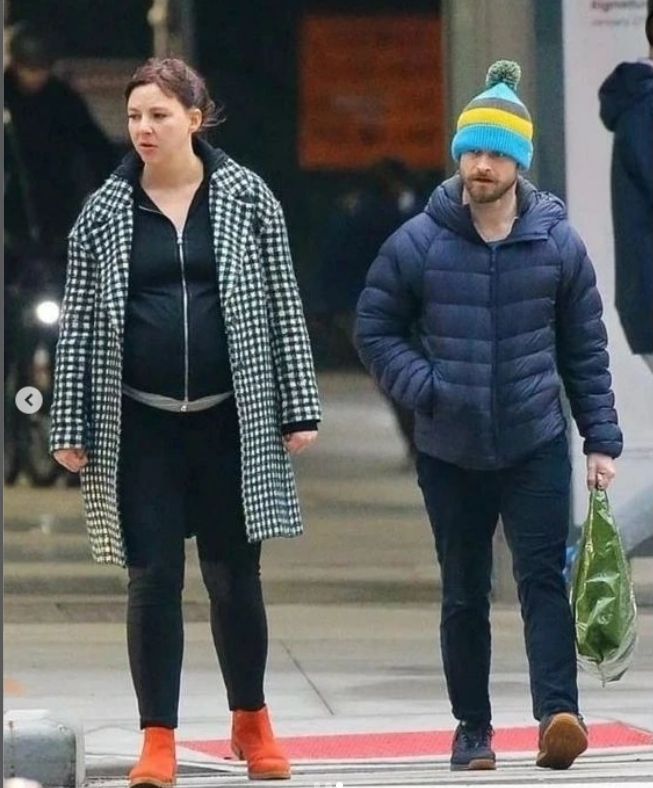 哈利波特要当爸了! 交往10年女友见孕肚