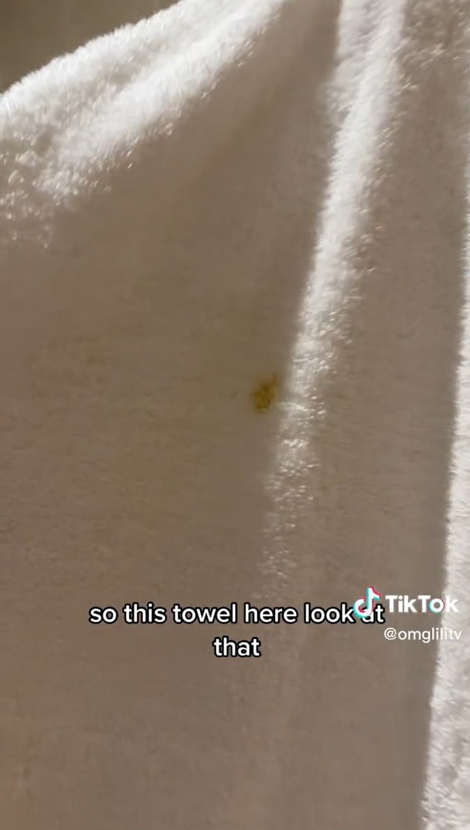 四星酒店床上有粪 女崩溃“我还在床上躺了几小时”