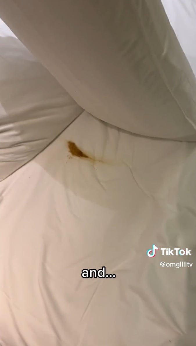 四星酒店床上有粪 女崩溃“我还在床上躺了几小时”