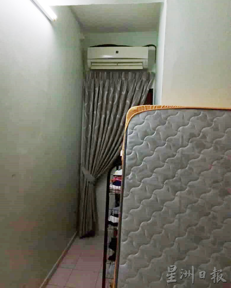 四脚蛇闯入屋 藏卧房冷气机上