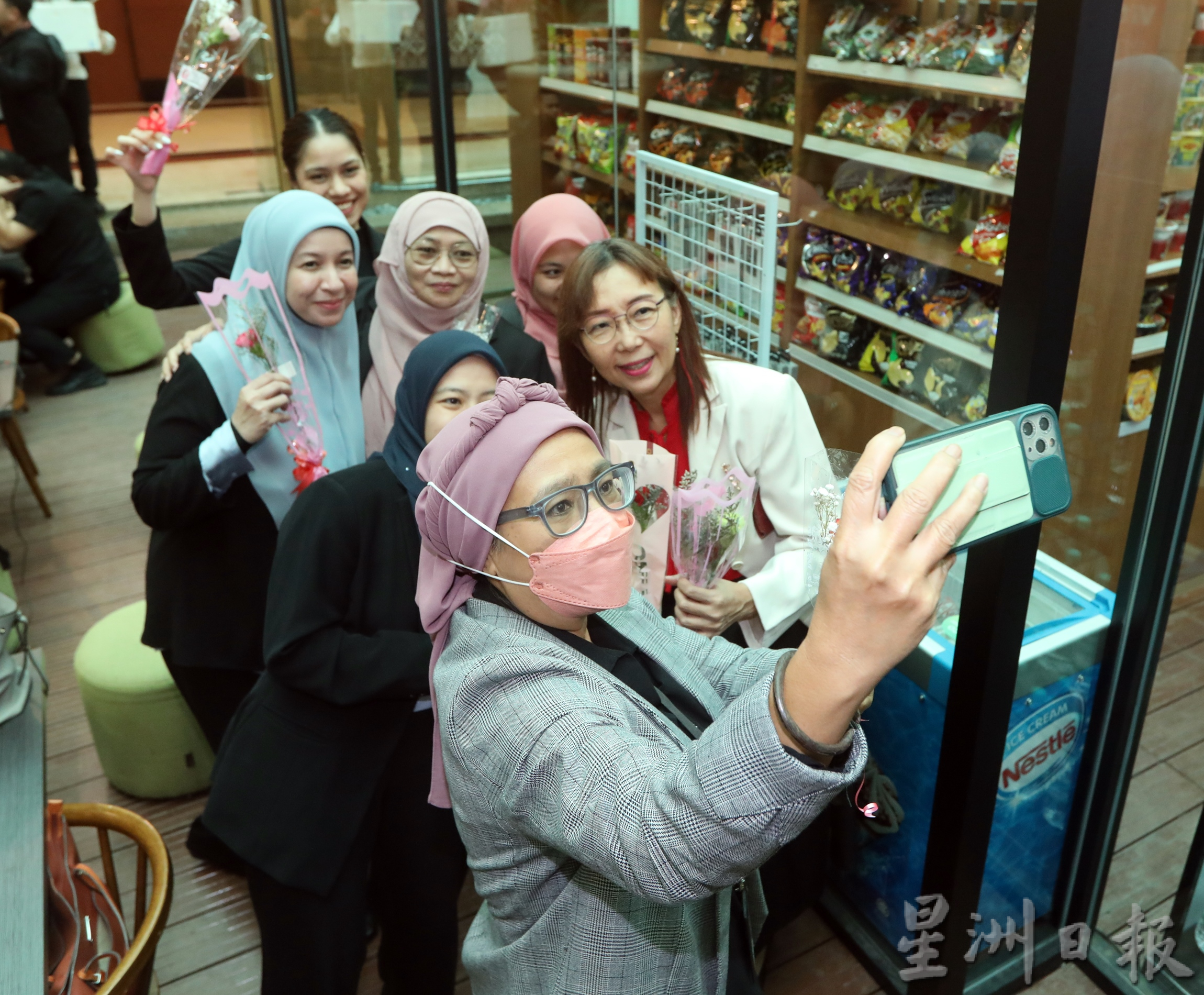 三八妇女节，郭素沁国会大厦派花朵给女性献祝福