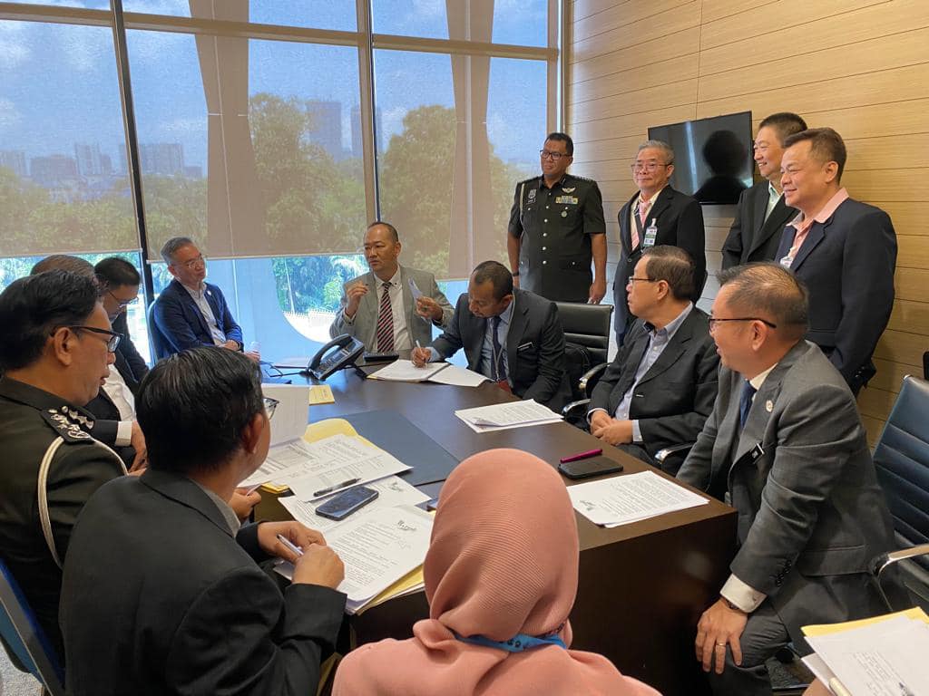 陈泓缣脸书 会晤本地猪肉商贩及进口商