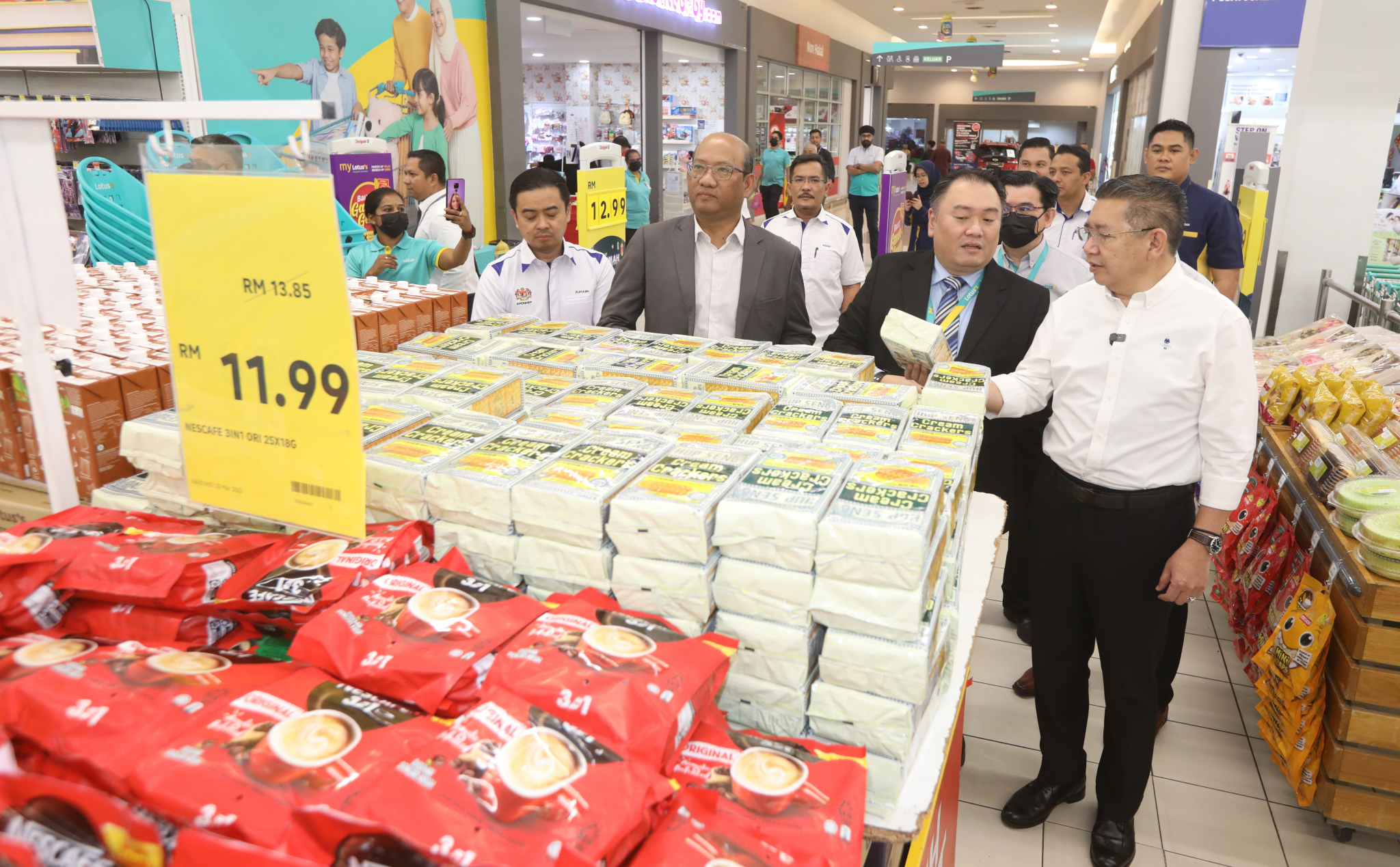 国内贸易及生活费部长拿督斯里沙拉胡丁