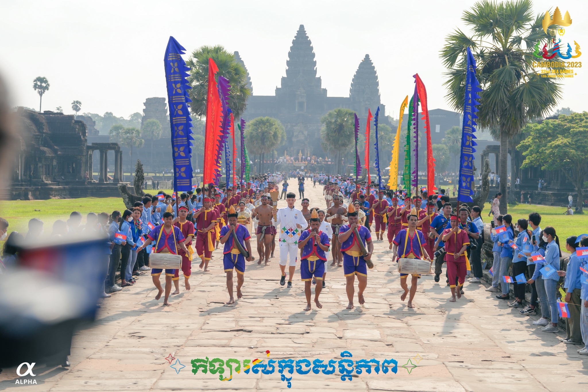 国王西哈莫尼点燃圣火 柬埔寨东运启动火炬传递