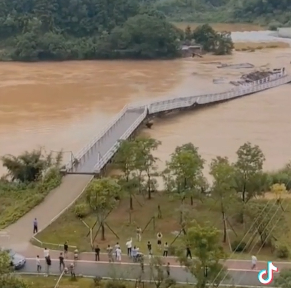 湍急水流冲断桥梁视频，事件并非发生在柔州