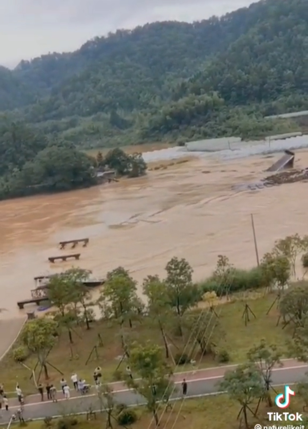 湍急水流冲断桥梁视频，事件并非发生在柔州