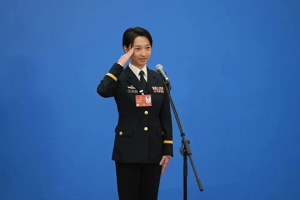 图与文)曾英语喊话外军舰机 辽宁舰90后女少校亮相首场代表通道