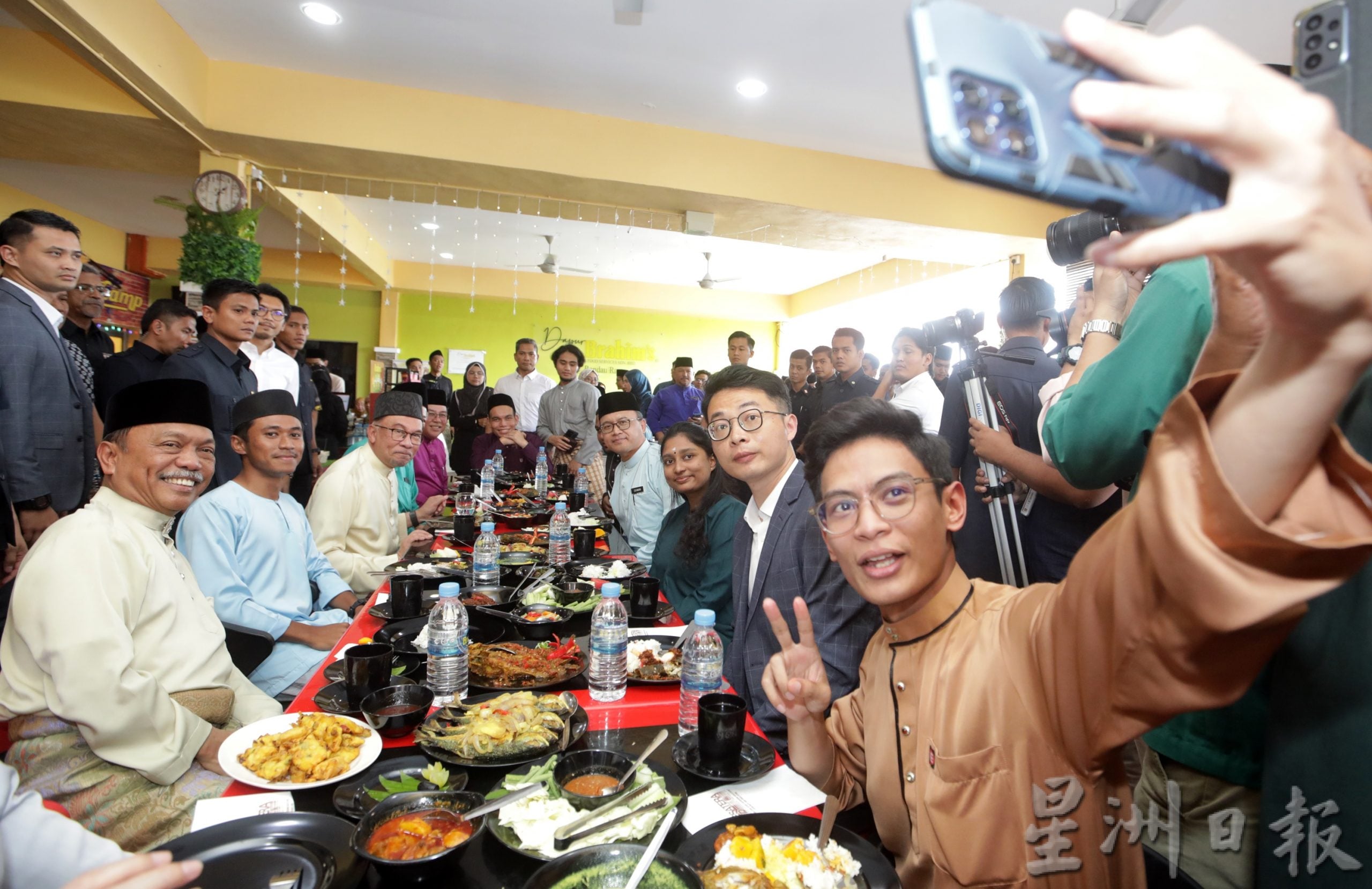 图与文/首相祈祷午餐