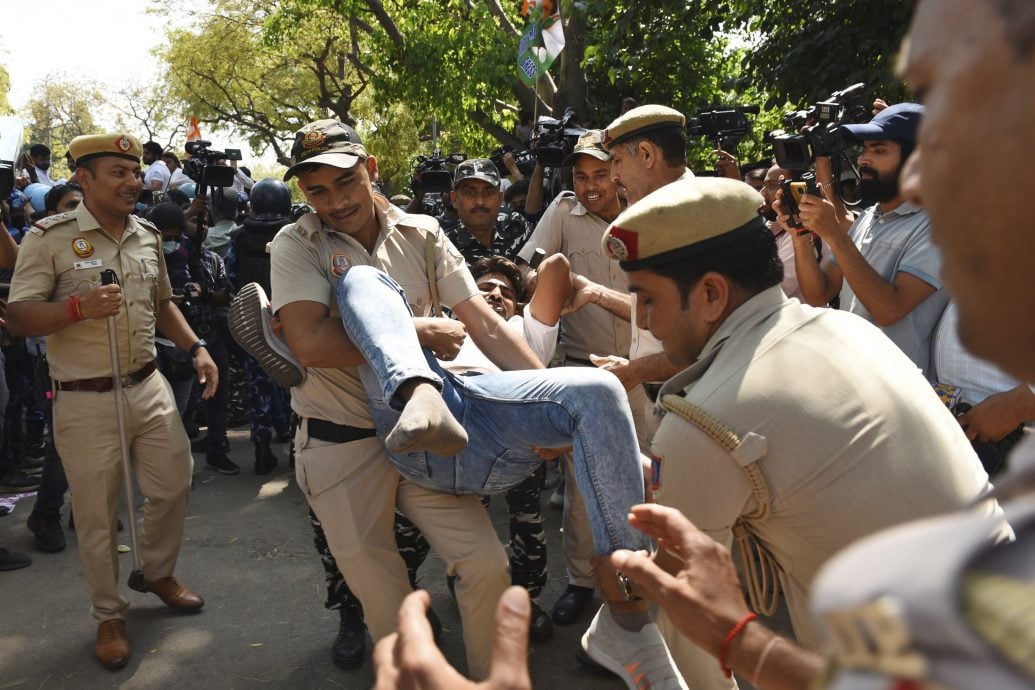 在野议员激烈抗议拉胡尔失资格 印度国会两度休会