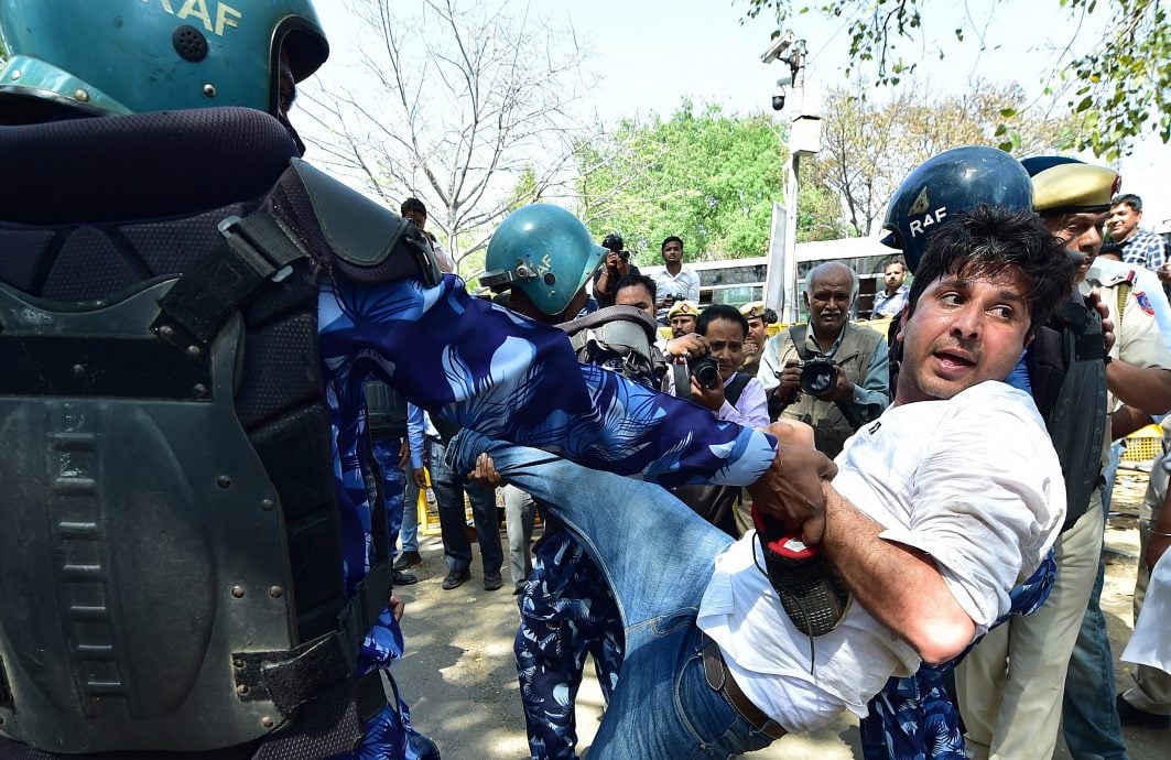 在野议员激烈抗议拉胡尔失资格 印度国会两度休会