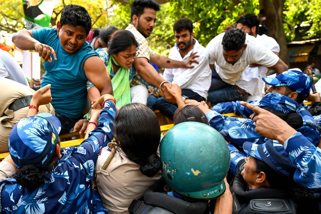 在野议员激烈抗议拉胡尔失资格 印度国会两度休会