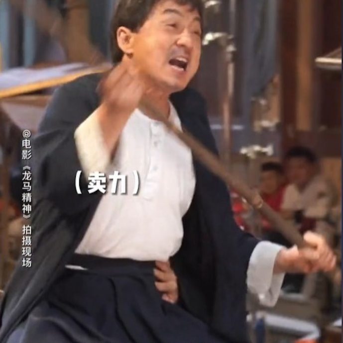 坚持亲上阵跳摩天轮 成龙认灵活度减退