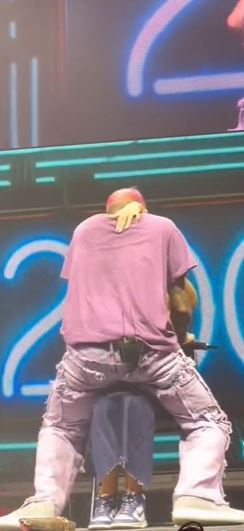 基斯布朗跨坐女粉前后摇晃 男友目睹气炸分手