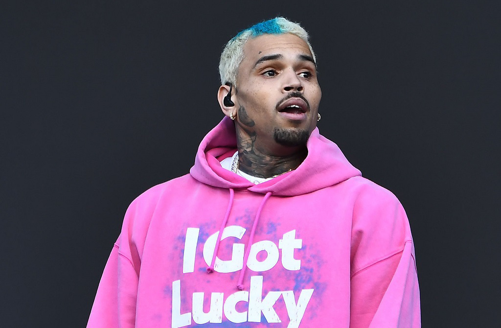 基斯布朗跨坐女粉前后摇晃 男友目睹气炸分手