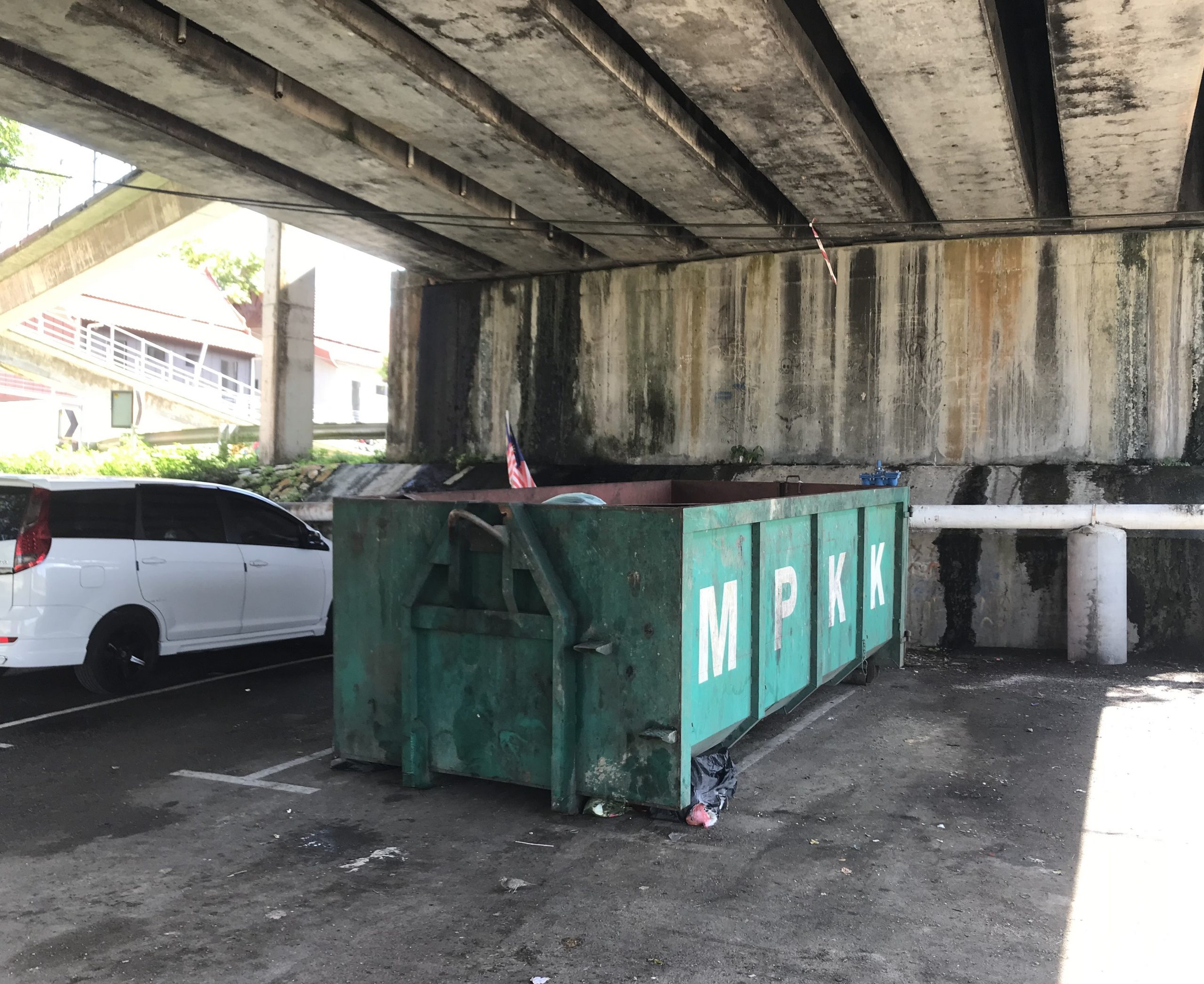 大垃圾桶居然就放在著名旅游景点维多利亚铁桥下方