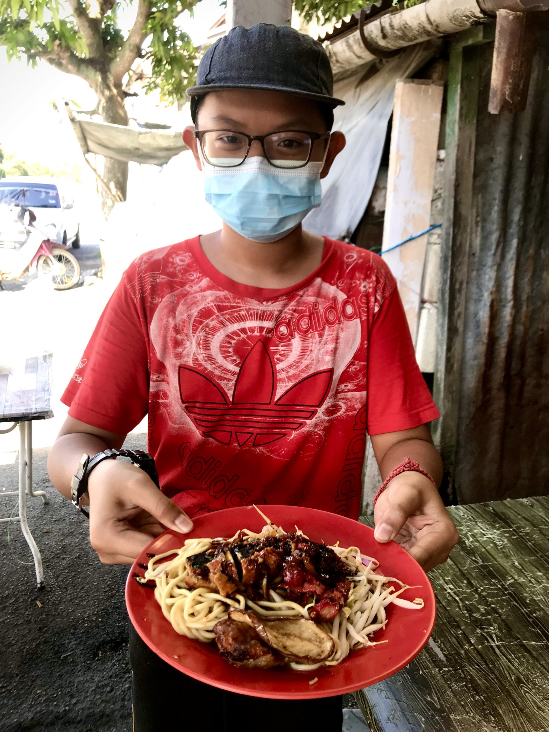 大垃圾桶居然就放在著名旅游景点维多利亚铁桥下方