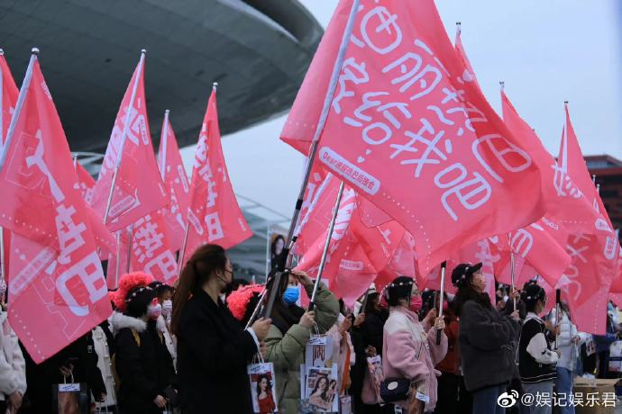 大批粉丝瘫痪场馆《微博之夜》红毯直播临时取消！