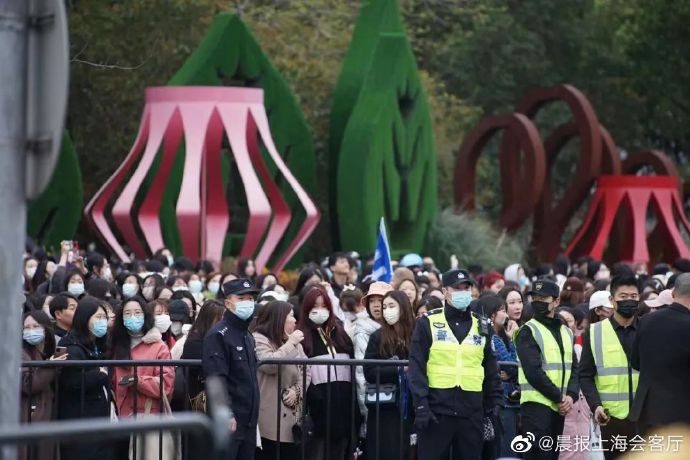 大批粉丝瘫痪场馆《微博之夜》红毯直播临时取消！