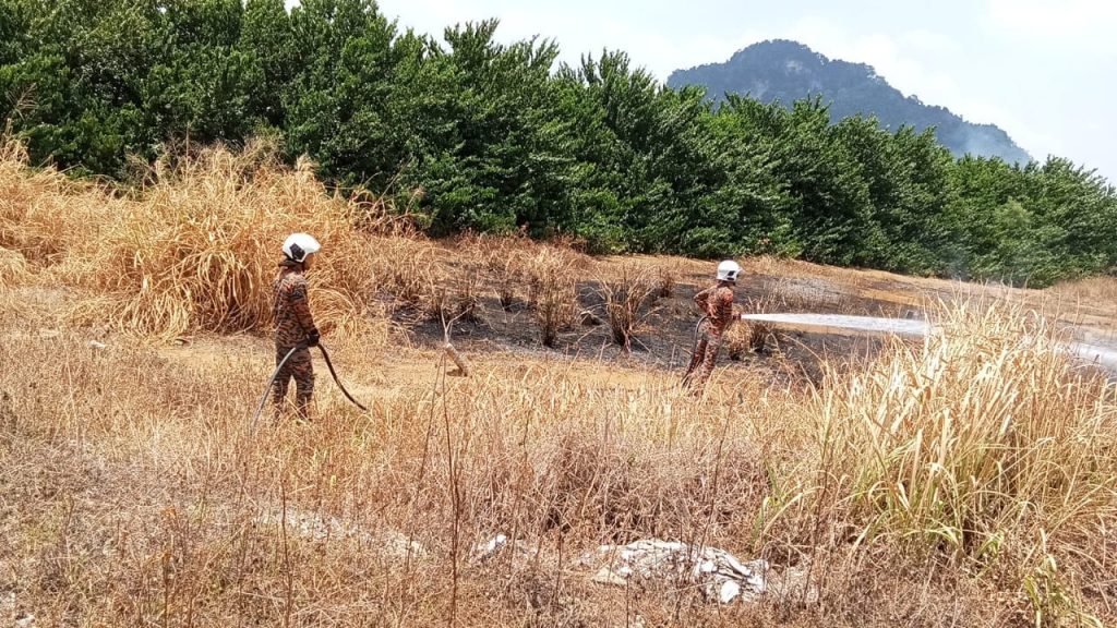 大热天河水位降 消拯员忙灭林火 摄氏35度高温来袭