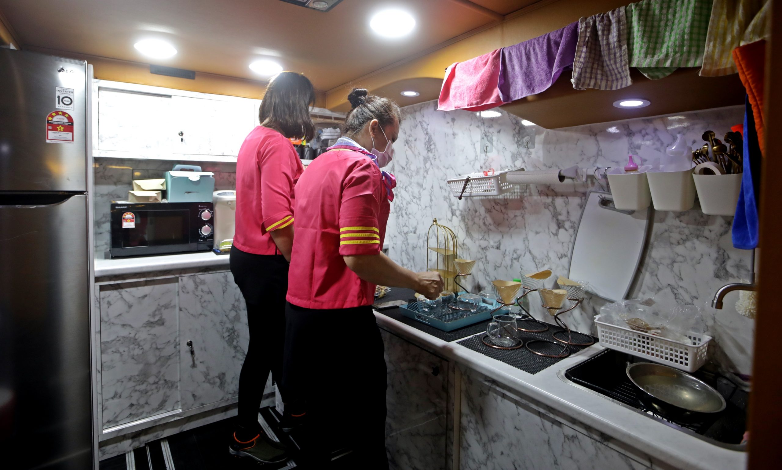 大都会-一起出游/全马首辆美食观光巴士