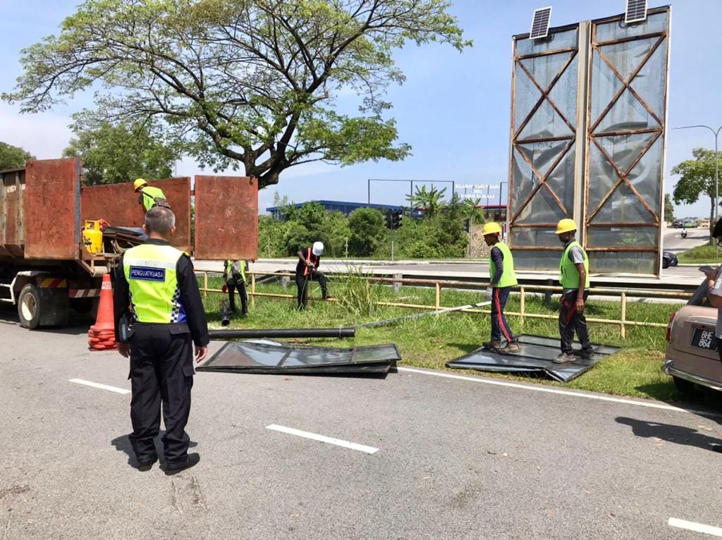 大都会:乌雪市议会拆非法巨型广告牌/7图
