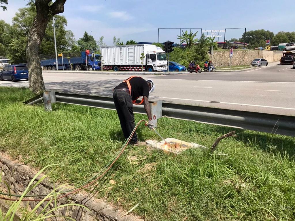 大都会:乌雪市议会拆非法巨型广告牌/7图