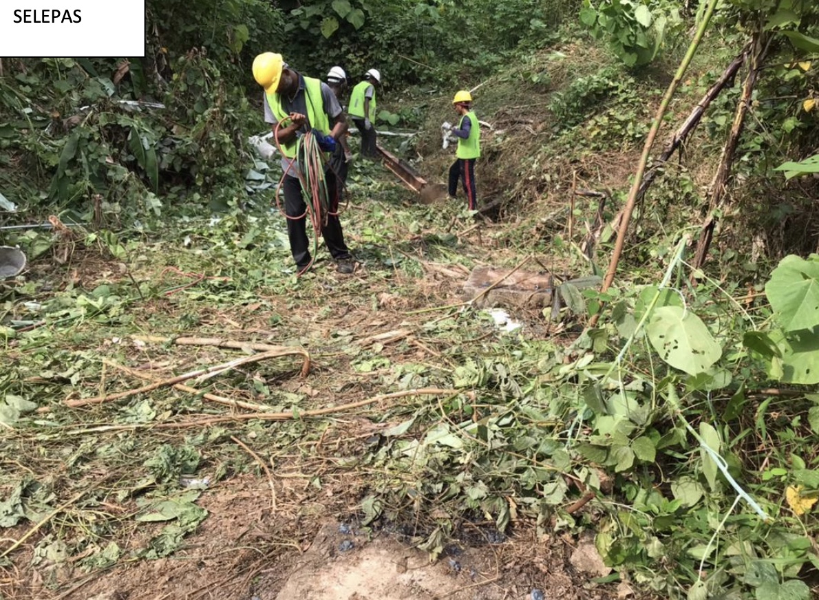 大都会:乌雪市议会拆非法巨型广告牌/7图