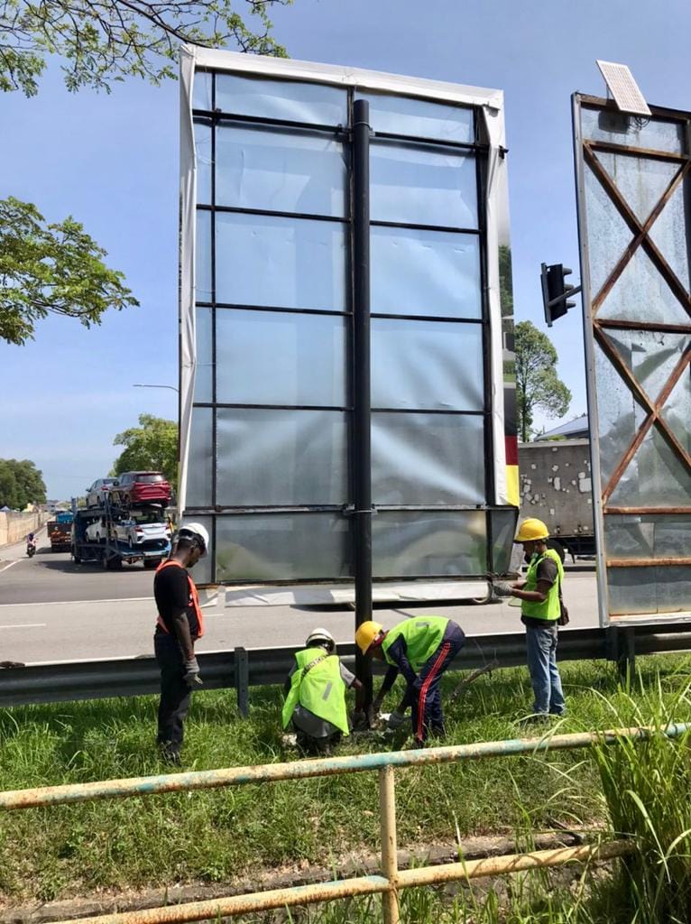 大都会:乌雪市议会拆非法巨型广告牌/7图