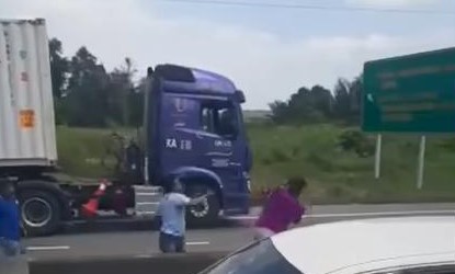 大都会/巴生货柜罗里司机当街殴斗大塞车