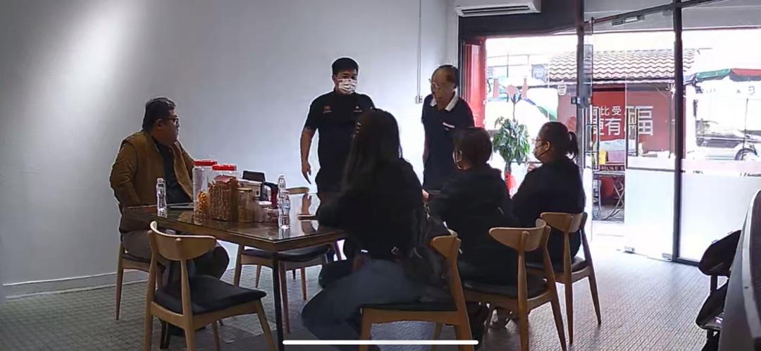 大都会/林立迎-换手机保护膜却被敲诈骗案