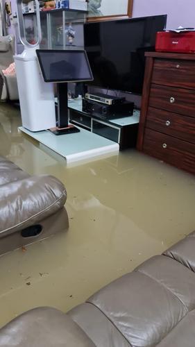 大都会/淹水淹到怕!居民想尽办法阻挡水淹住家!