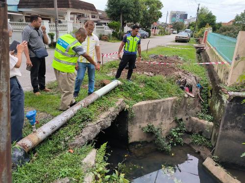 大都会/淹水淹到怕！居民想尽办法阻挡水淹住家！