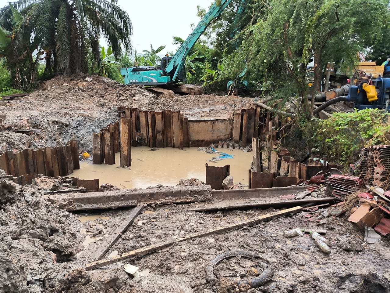 大都会/输送巴生南区水管爆裂,所幸漏夜更换新水管!