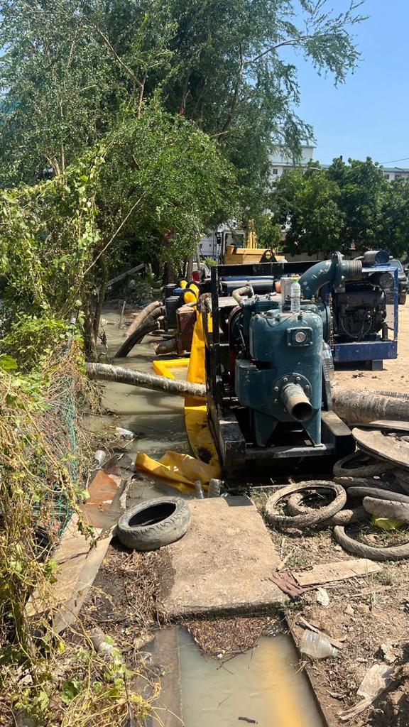 大都会/输送巴生南区水管爆裂,所幸漏夜更换新水管!