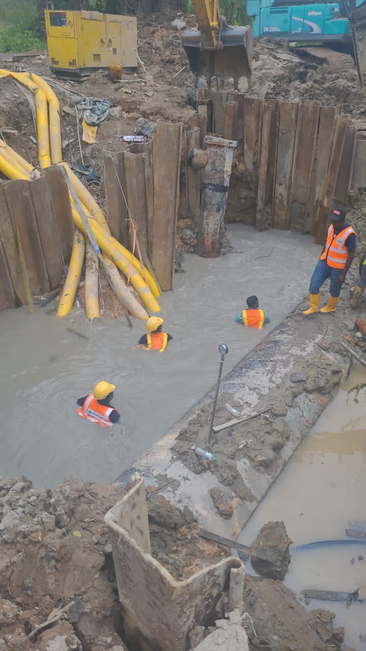 大都会/输送巴生南区水管爆裂,所幸漏夜更换新水管!