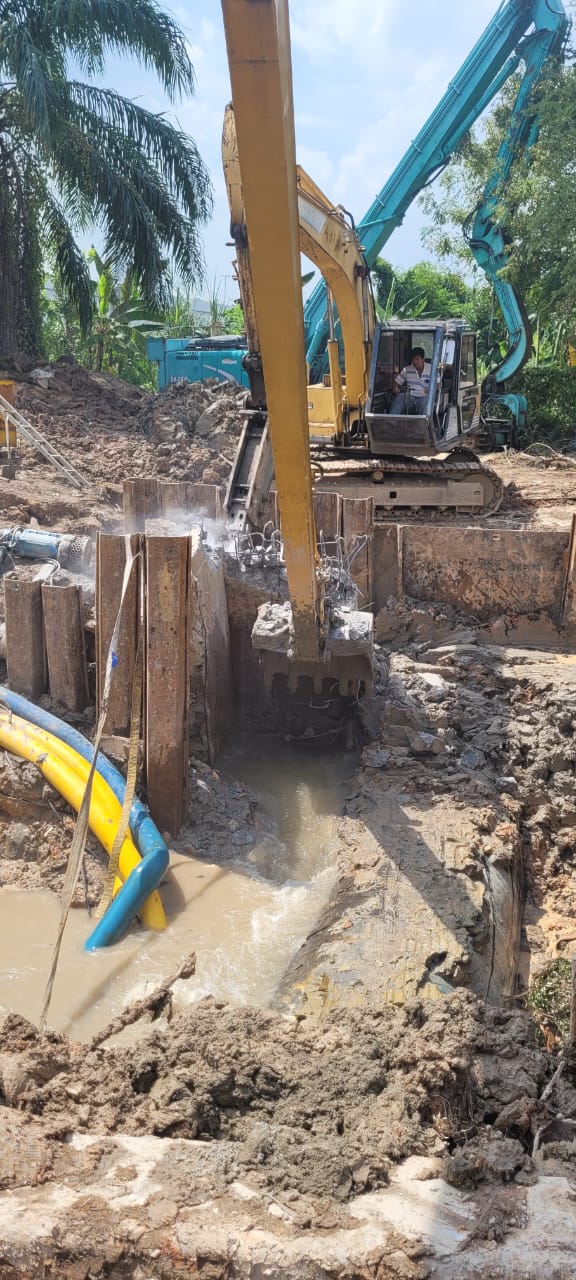 大都会/输送巴生南区水管爆裂,所幸漏夜更换新水管!