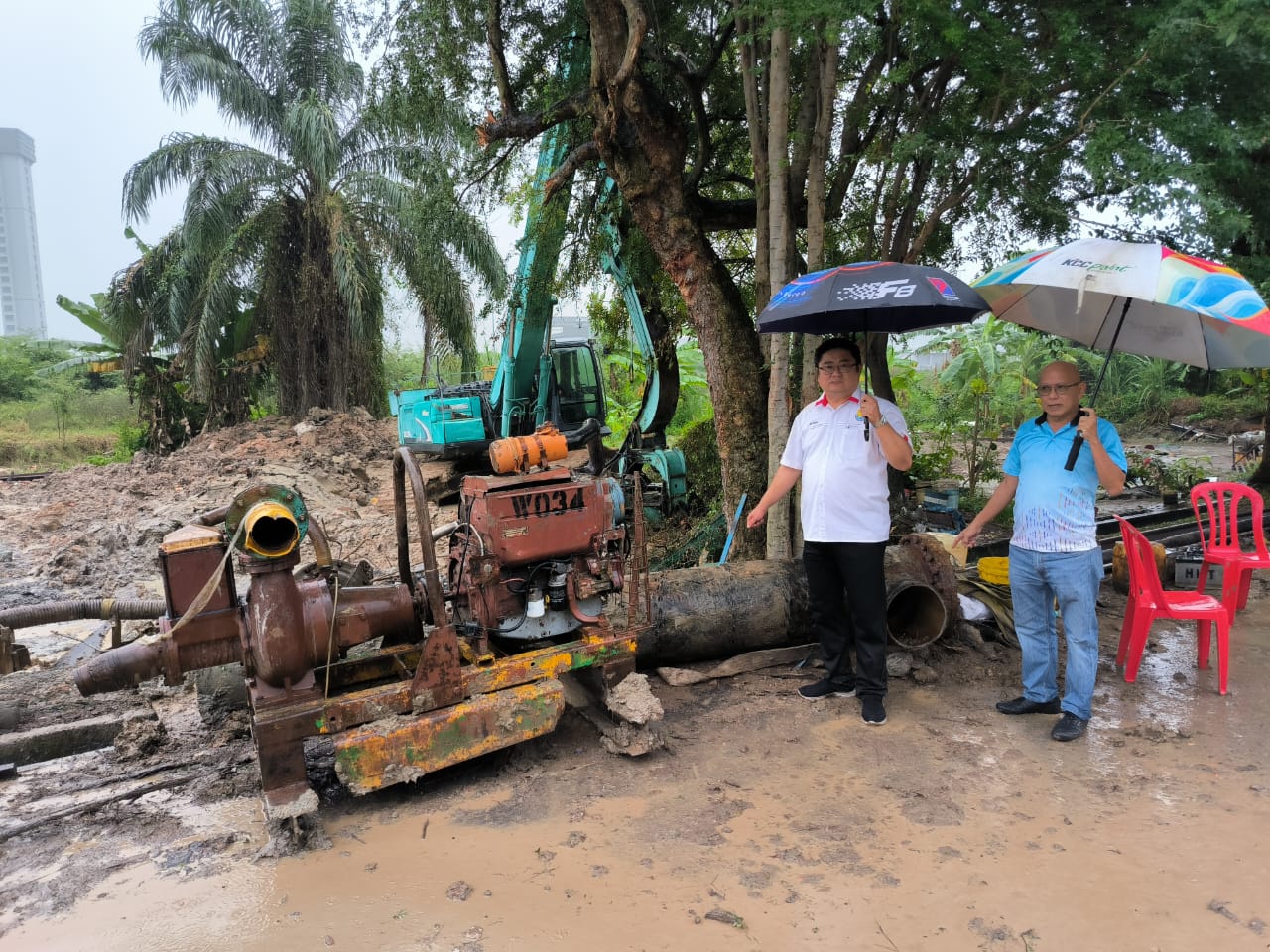 大都会/输送巴生南区水管爆裂,所幸漏夜更换新水管!
