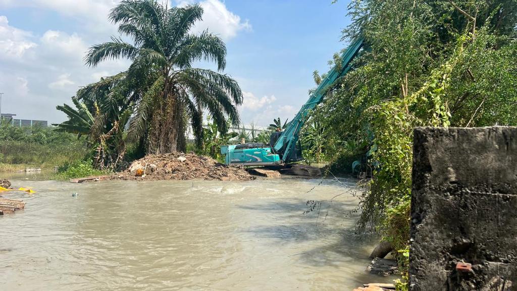 大都会/输送巴生南区水管爆裂,所幸漏夜更换新水管!