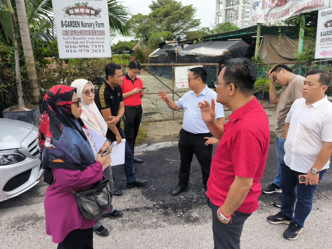 -大都会/铺路工程不达标准,溅飞沙石恐伤车子和路人!